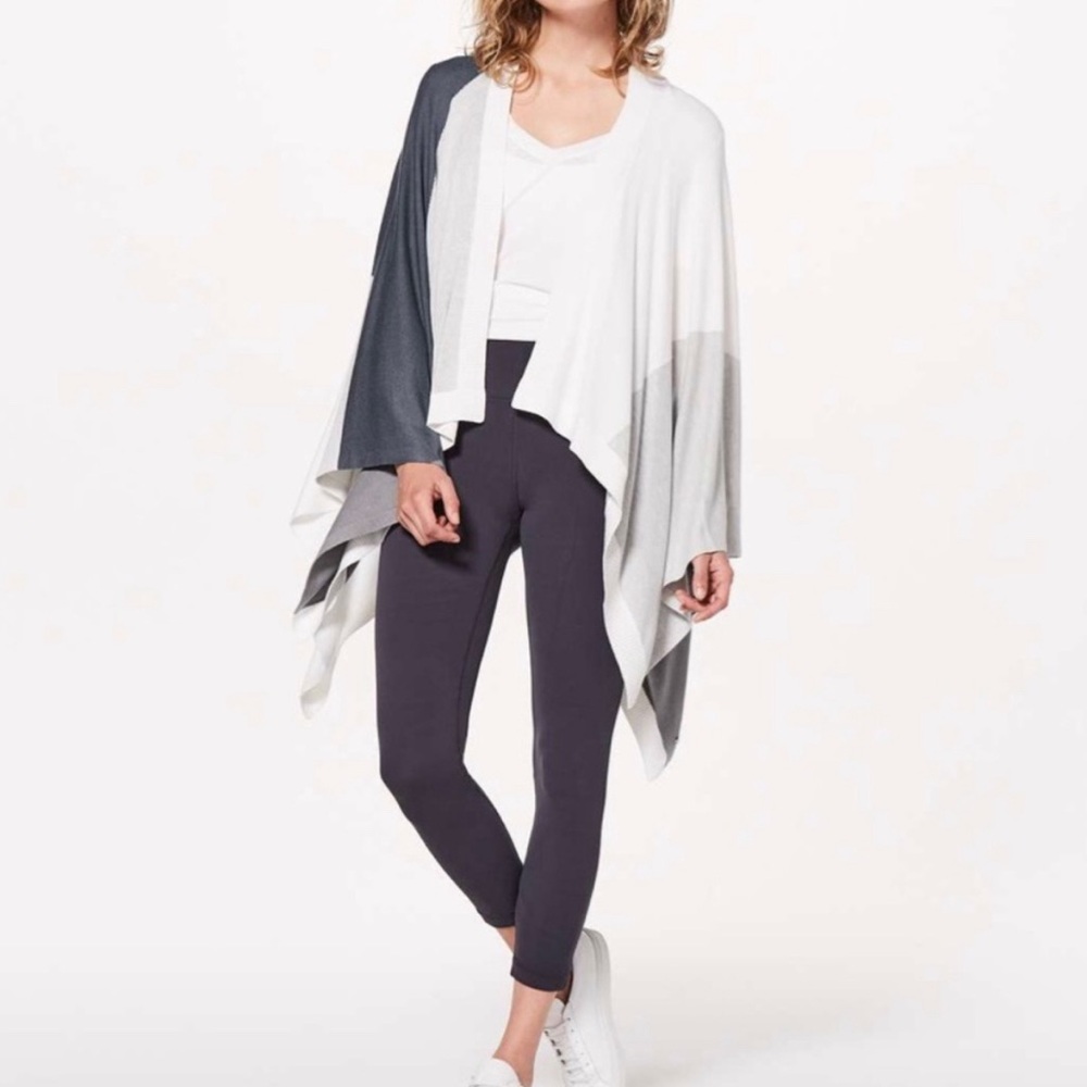 LULULEMON Hatha Color-Blocked Knit
Wrap - OS